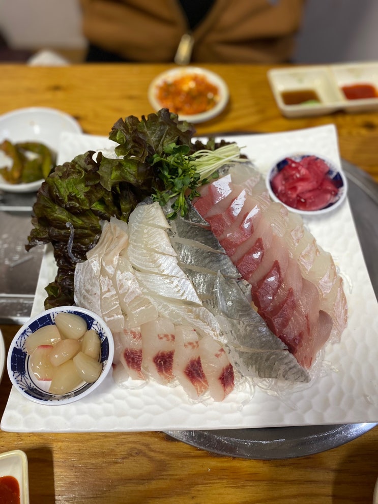 10/29 (1) 광화문역 맛집:) 광화문 활어회에서, 모듬회에 매운탕까지!! 천고마비의 계절이 돌아왔다!!