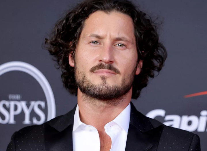 Val Chmerkovsky는 코로나 양성 반응을 보였고 'DWTS' 할로윈 에피소드를 놓칠 것이라고 밝혔습니다. Val Chmerkovsky는 코로나 양성 반응을 보였고 'DWTS' 할로윈 에피소드를 놓칠 것이라고 밝혔습니다.