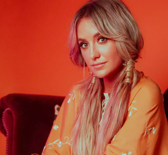 Lainey Wilson은 새 앨범과 6개의 CMA 후보에 올랐습니다: 'It Really Is Iranged' Lainey Wilson은 새 앨범과 6개의 CMA 후보에 올랐습니다: 'It Really Is Iranged'