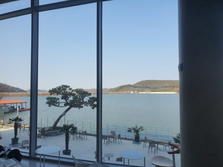  용인이동저수지 그린웨일 카페
