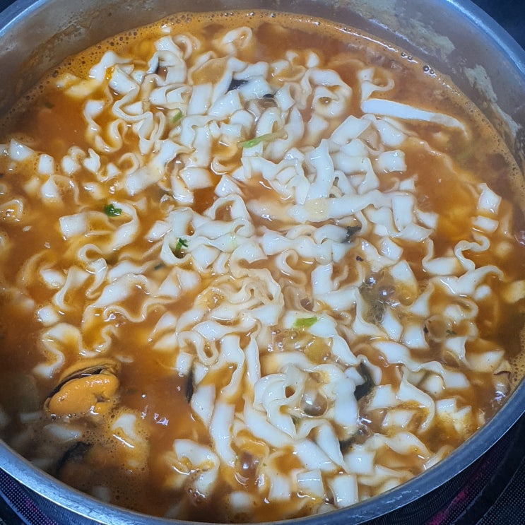  농심 얼큰 장칼국수 해물 넣어서 해물장칼국수로