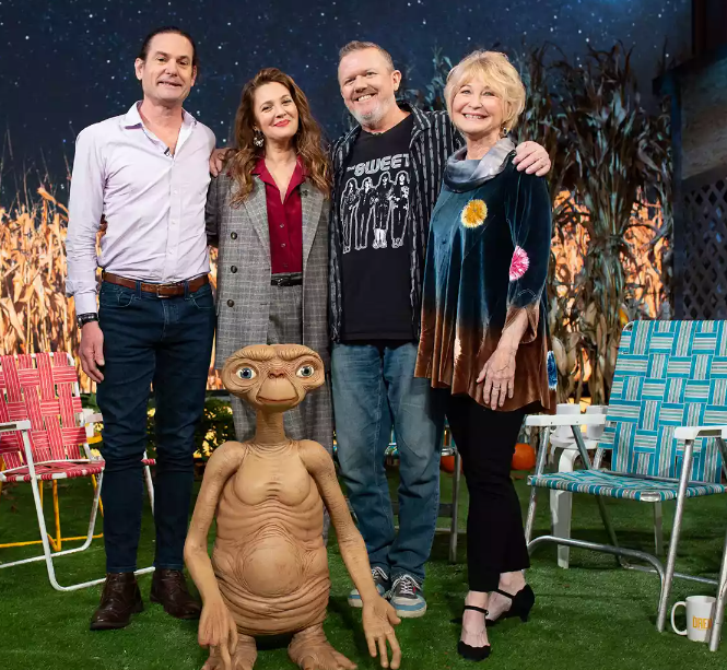 Drew Barrymore Thought E.T.입니다. 그녀가 7살 때 영화를 찍었을 때 진짜였나요: '나는 그를 정말 사랑했어요' Drew Barrymore Thought E.T.입니다. 그녀가 7살 때 영화를 찍었을 때 진짜였나요: '나는 그를 정말 사랑했어요'