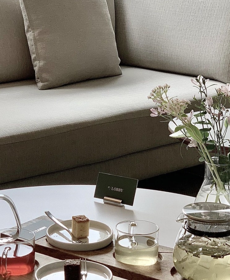  예쁜 가구들과 인테리어로 눈길 사로잡는 서울 및 근교 카페_바노프, 3F LOBBY, 텍스쳐성수