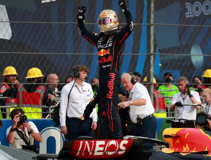 Max Verstappen은 멕시코 GP를 지배하여 시즌 우승 기록을 세웁니다. Max Verstappen은 멕시코 GP를 지배하여 시즌 우승 기록을 세웁니다.
