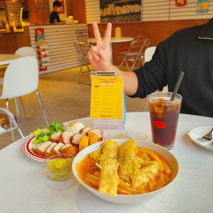  창원 가로수길 맛집 '해피치즈스마일', 떡볶이 좋아하는 여친들 다 모이는 곳