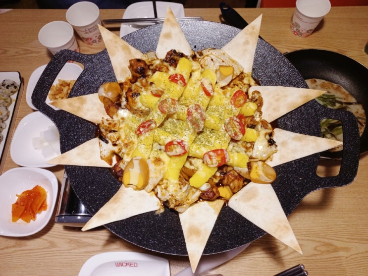  홍대닭갈비 이게 피자야 닭갈비야? 그런데 이제 거기에 면사리 투탑을 곁들인,,,