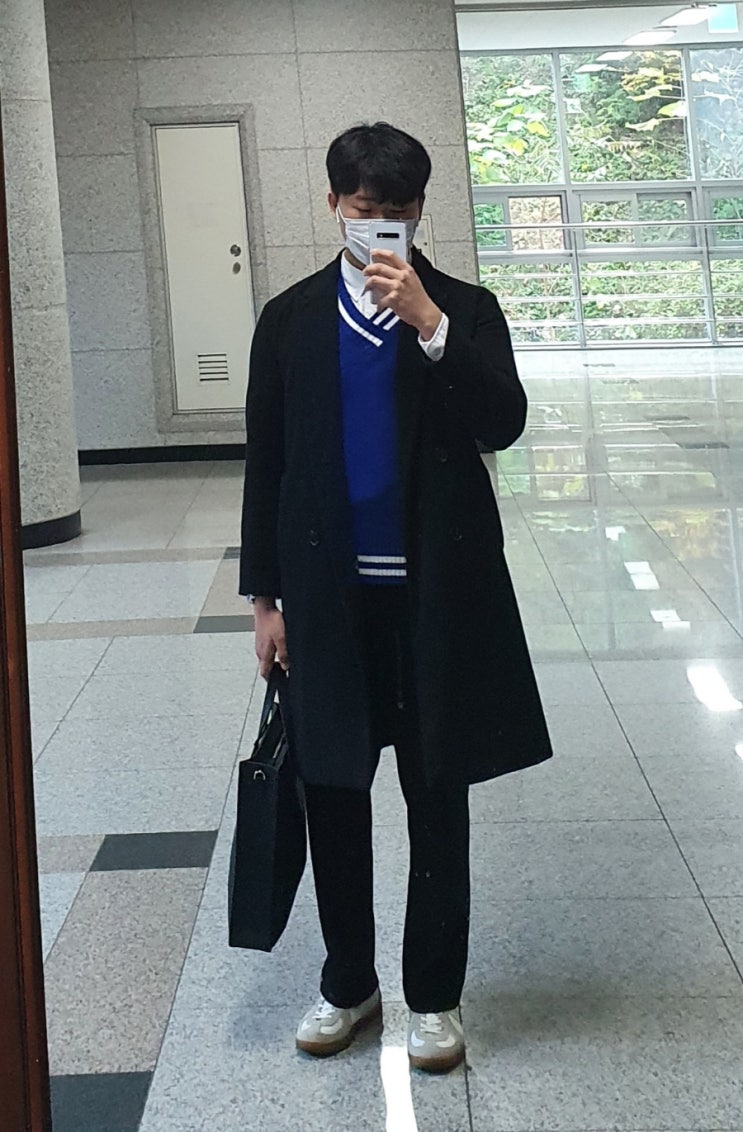 검은색 코트에 독일군 스니커즈 토트백에 파란색 니트조끼 후기 검은색 코트에 독일군 스니커즈 토트백에 파란색 니트조끼 후기