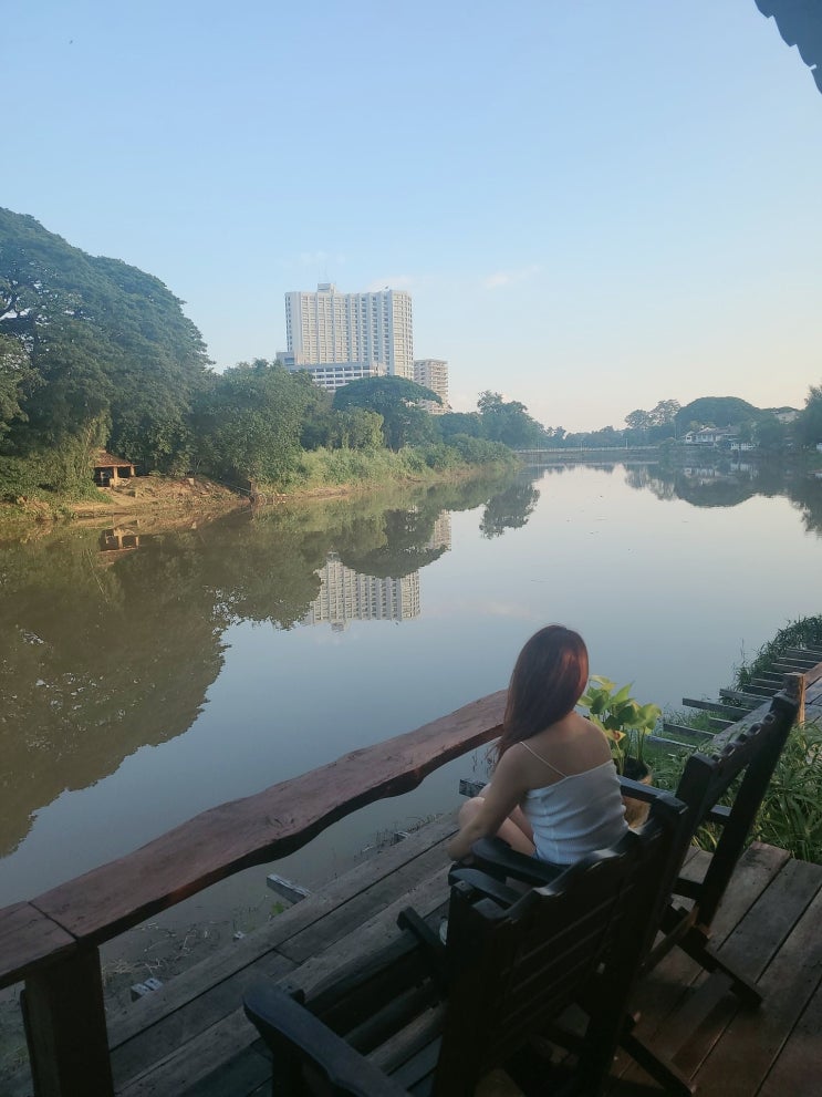  치앙마이 핑강 카페 Light Beverage and MORE 가격 좋고 평화롭다 취향저격