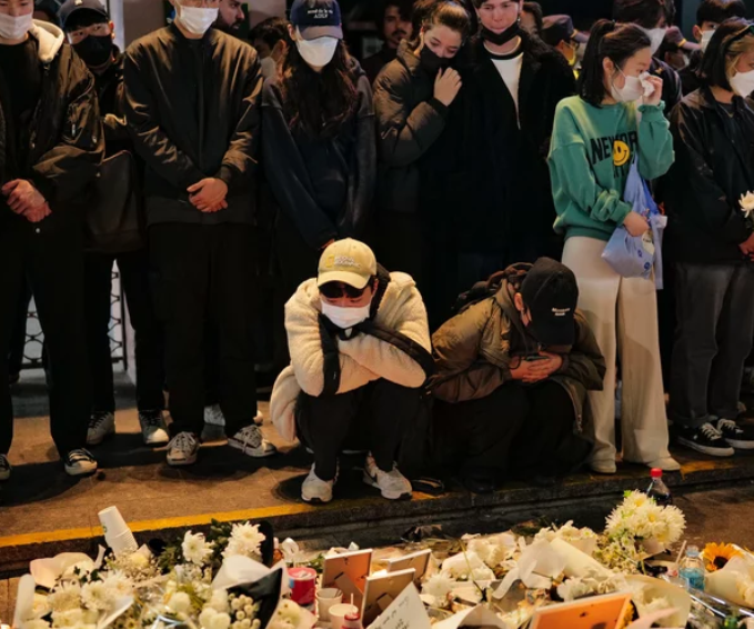 서울의 할로윈 비극 이후, 한국인들은 답을 찾고 있습니다. 서울의 할로윈 비극 이후, 한국인들은 답을 찾고 있습니다.