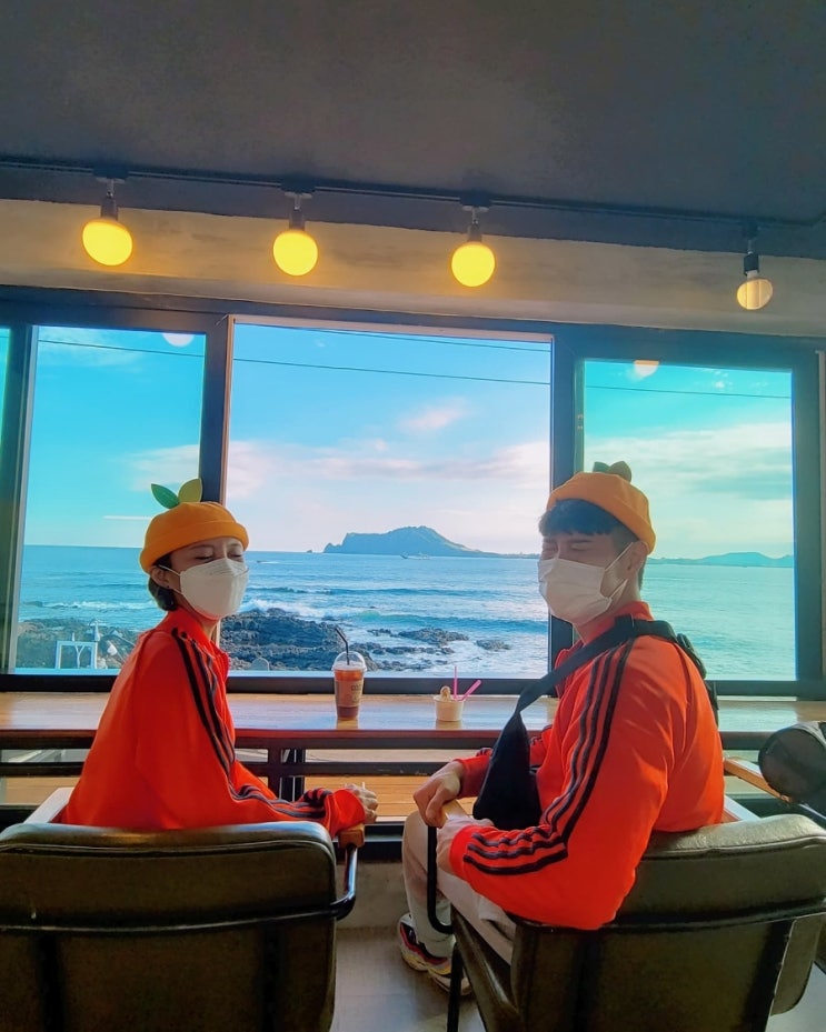 제주도에서 커플룩 입고 우도 여행코스 맛집 추천️ 짜장면과 짬뽕 그리고 땅콩아이스크림feat.낮술 제주도에서 커플룩 입고 우도 여행코스 맛집 추천️ 짜장면과 짬뽕 그리고 땅콩아이스크림feat.낮술