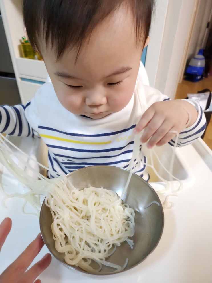  10개월 미소의 첫 국수 촉감놀이 겸 국수 맛보기