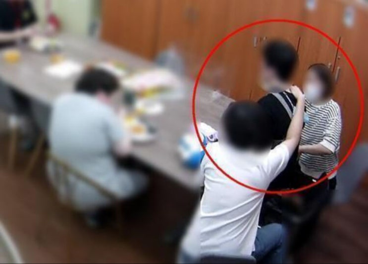김밥 억지로 먹여 장애인 질식사…사회복지사 ‘학대치사 무죄’에 검찰 항소 김밥 억지로 먹여 장애인 질식사…사회복지사 ‘학대치사 무죄’에 검찰 항소