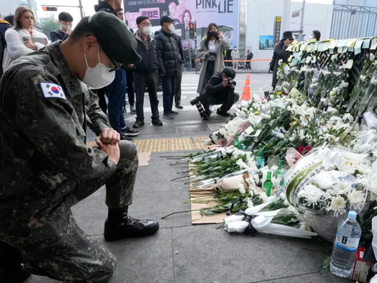 한국의 총리와 경찰은 할로윈 비극을 초래한 실패를 인정합니다. 한국의 총리와 경찰은 할로윈 비극을 초래한 실패를 인정합니다.