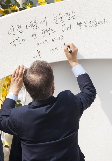 <b>이태원참사</b> 를 윤석열 정부로 뒤집어쒸우기 열심히냐 ?