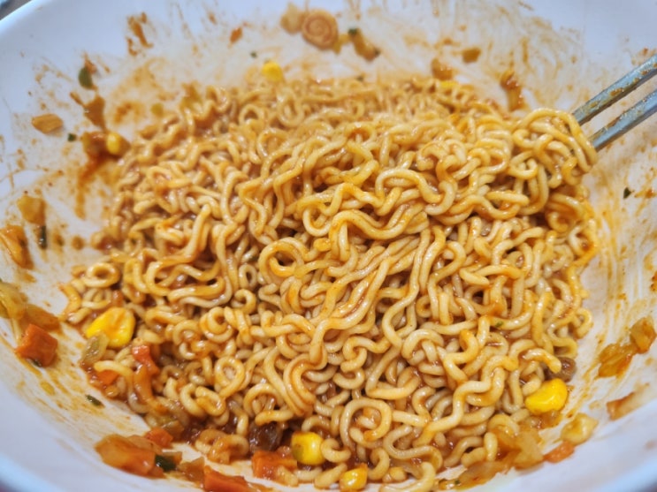  한밤의 라면 파티