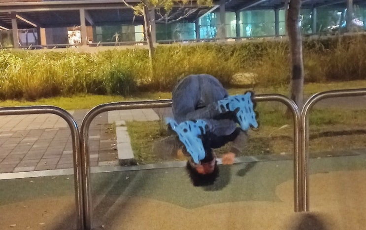  저녁 걷기 운동하면서-겨우 만보 채웠네요