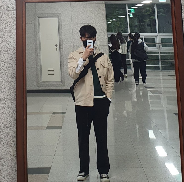 남자 베이지 트러커 자켓 초록색 니트조끼 검은색 컨버스 후기 남자 베이지 트러커 자켓 초록색 니트조끼 검은색 컨버스 후기