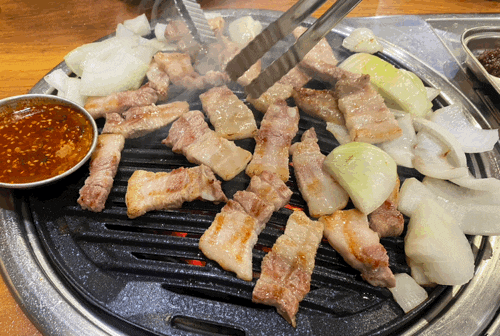  춘천 ‘돈떵어리’, 숯불 삼겹살 맛집, 현지인 추천 (점심메뉴도 有)