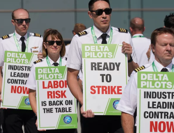 수천 명의 델타 항공 조종사들이 압도적으로 파업을 승인하기 위해 투표했습니다.