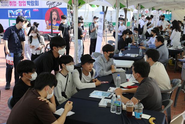 [단독]“국민연금, 전국민 다단계...구멍 난 저금통” 20대 82% “개혁 시급”