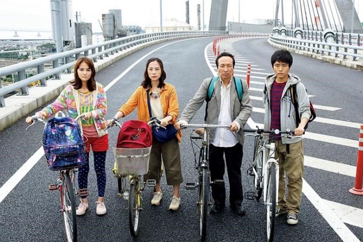 전기가 사라진 세상에서 가족의 소중함을 깨닫다 - 영화 "서바이벌 패밀리" 일본 특유의 감성과 아포칼립스가 만난 코믹재난영화