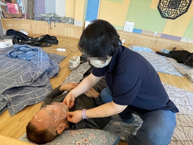  김해주간보호센터, 장유주간보호센터 국내최고의 프리미엄 온유한주간보호센터 신체활동 - (릴렉싱)족욕/마스크팩