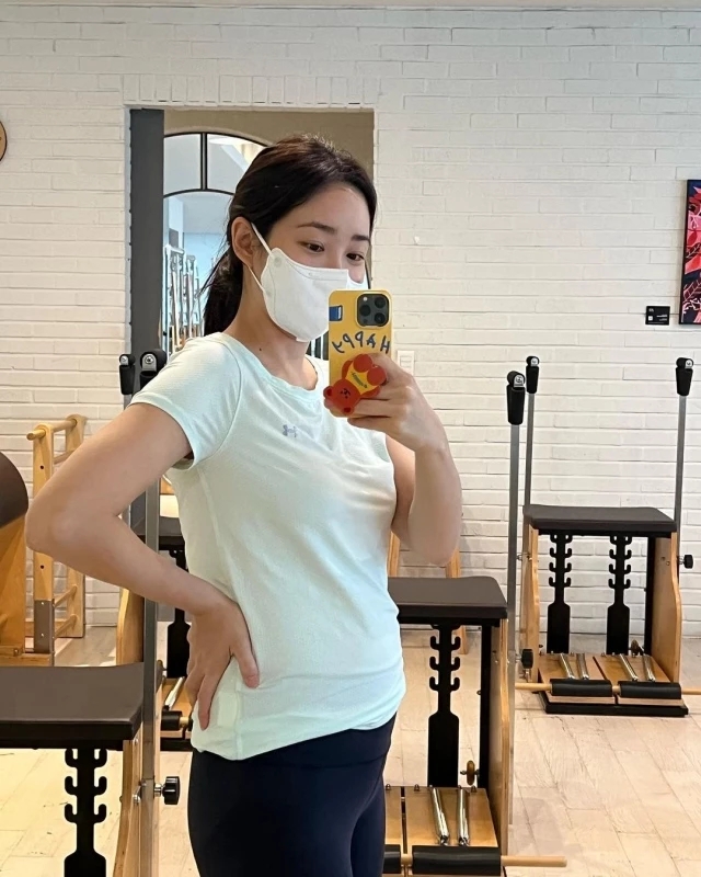 둘째 임신 소식 알린 아나운서 출신 최희, 임신 15주 차 근황...안면마비 증세 치료 후 볼록한 D라인 공개 둘째 임신 소식 알린 아나운서 출신 최희, 임신 15주 차 근황...안면마비 증세 치료 후 볼록한 D라인 공개