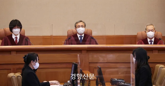 4년 일해도 퇴직금 못받는 가사노동자…헌재 “합리적 차별, 합헌” 4년 일해도 퇴직금 못받는 가사노동자…헌재 “합리적 차별, 합헌”