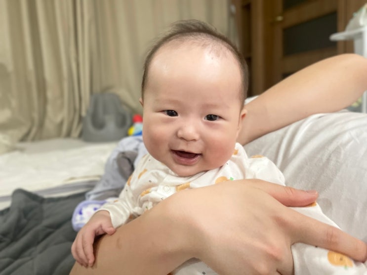  아기 똥 변에 검은색 실 기생충 같은 것의 정체