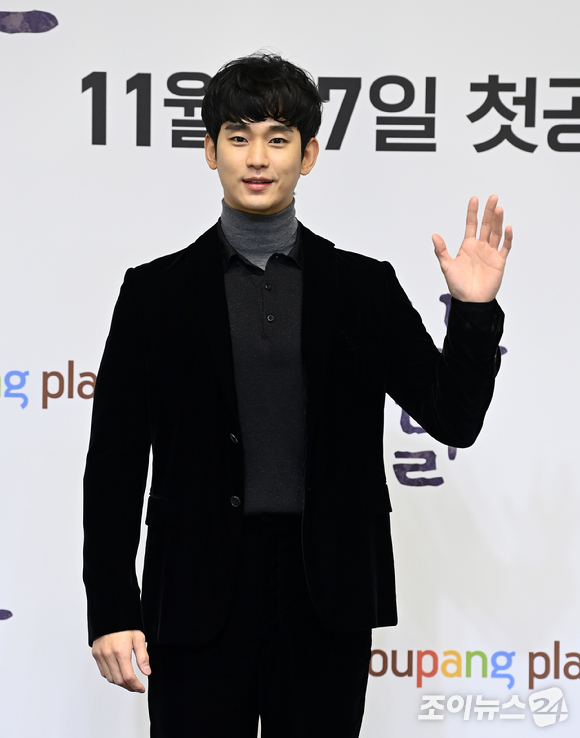 <b>김수현</b>, 김희원 감독X박지은 작가와 호흡?  박지은 작가, 김희원... 