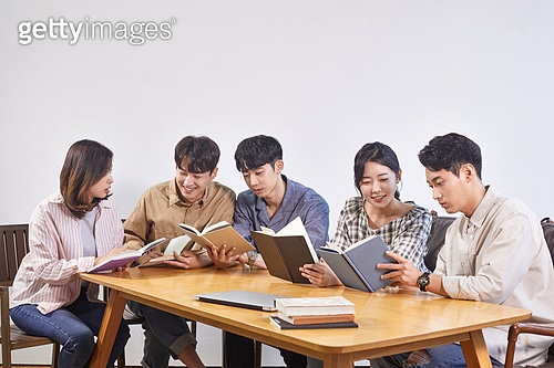  난 쟤들이 주는 책 안 읽어, 내가 더 많이 아는데 뭐