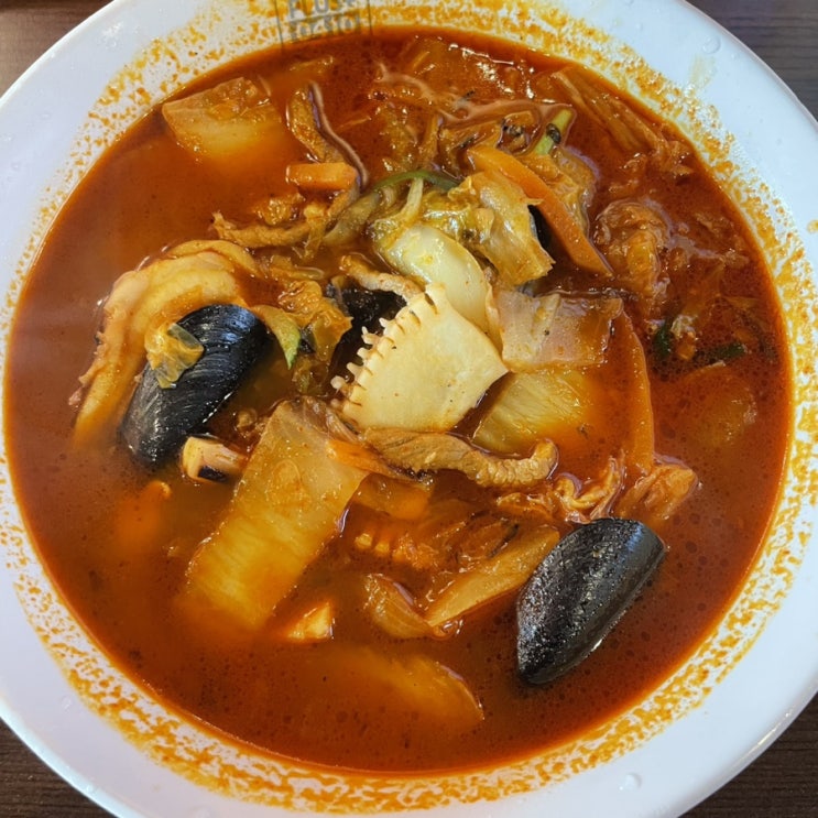  추운 날씨에 홍콩반점에서 얼큰한 짬뽕과 찹쌀탕수육 먹고 왔어요