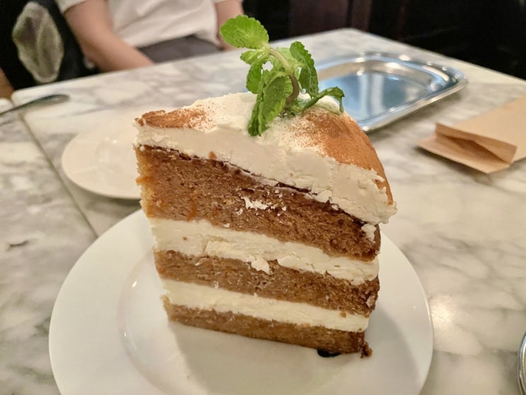  압구정 핫플:: 당근케이크가 맛있는 세시샐라, 오랫동안 사랑받는 도산공원 카페!