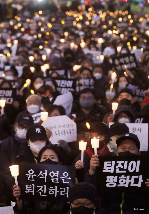  이태원 참사 촛불도 맞불도 모두 추모