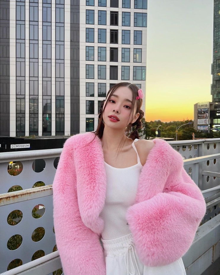 유튜버 프리지아, "스타일 확 바뀌었네" 깜찍 더듬이 모양 헤어스타일 공개하자 네티즌들 시선 집중 유튜버 프리지아, "스타일 확 바뀌었네" 깜찍 더듬이 모양 헤어스타일 공개하자 네티즌들 시선 집중