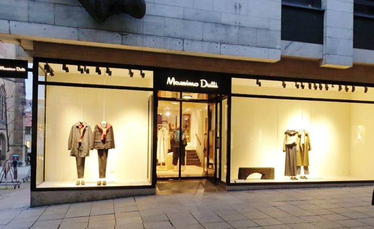  독일 마시모두띠 (Massimo Dutti) 매장 여성 '2022 FW 패션 트렌드' 엿보기