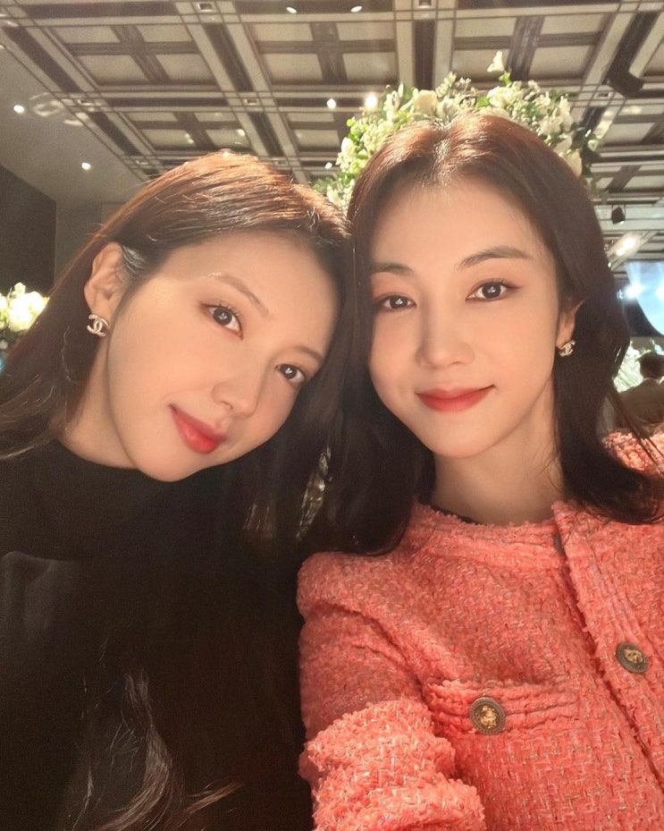 배우 김옥빈·채서진, 딱 봐도 우월한 '남매 셀카' 공개...붕어빵 미모 인증해 감탄 쏟아진 자매 배우 김옥빈·채서진, 딱 봐도 우월한 '남매 셀카' 공개...붕어빵 미모 인증해 감탄 쏟아진 자매