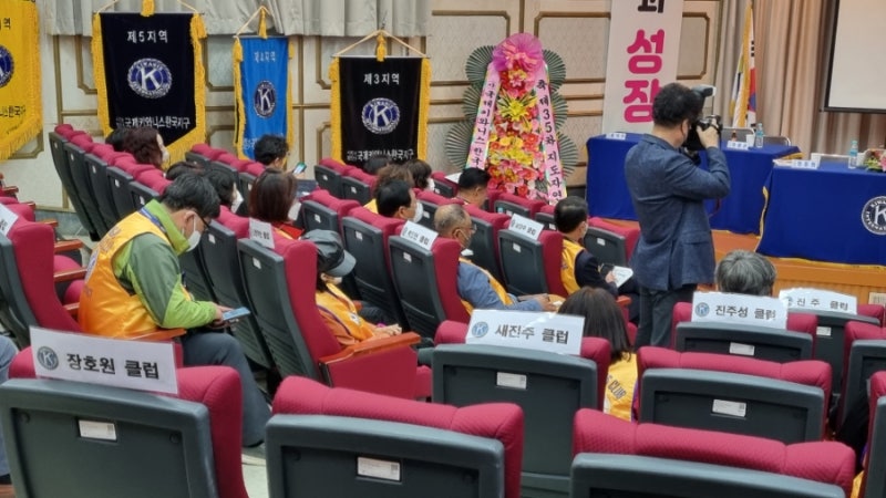 국제키와니산자원봉사단 강의장을 유심히 관찰하세요 식시앙 체격이 정말 아름답습니다 경희대 평화복지대 강당 체격별 칭찬 스킬 평생 다이어트는? 3