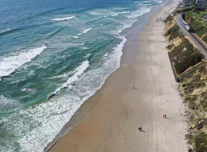 50세의 여성이 캘리포니아 델마 해변에서 상어에게 공격당한 후 안정된 상태에 있습니다.