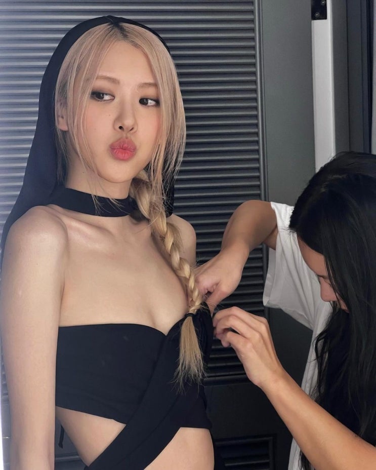 블랙핑크 로제, 할리우드 스타도 기죽인 복부가 드러난 블랙 드레스 입고 과감한 포즈..."인간 생로랑이 여기에?" 블랙핑크 로제, 할리우드 스타도 기죽인 복부가 드러난 블랙 드레스 입고 과감한 포즈..."인간 생로랑이 여기에?"
