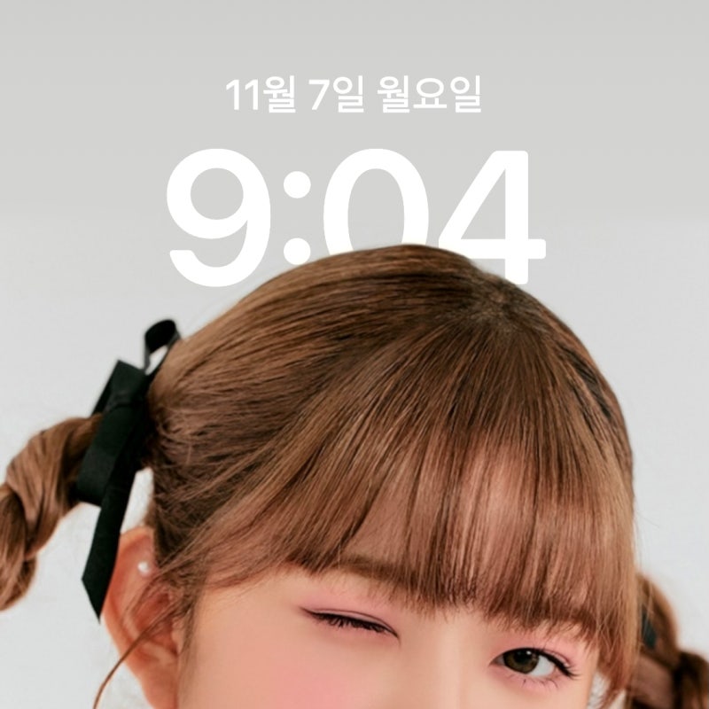 [ iPhone桌布 ] IVE Rei _ 超高畫質：Rei 微遮時鐘桌布