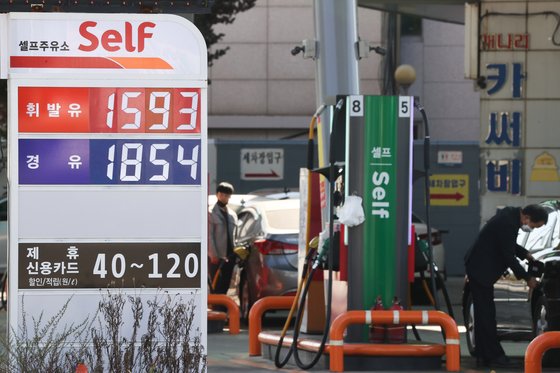경유 한달째 오르고 휘발유만 제자리 찾아가…등유는 ‘서민연료’ 무색 경유 한달째 오르고 휘발유만 제자리 찾아가…등유는 ‘서민연료’ 무색