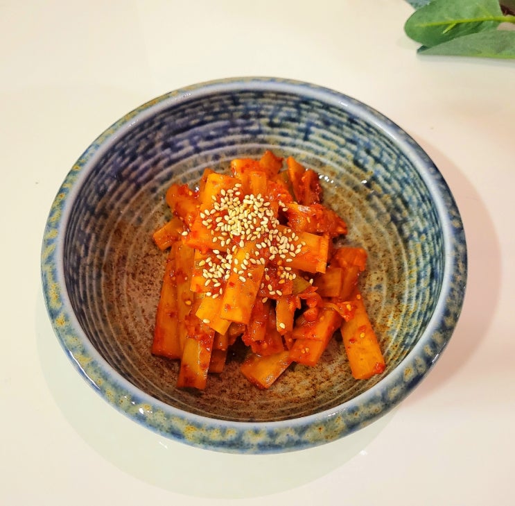  우엉 무침 만들기. 우엉 효능. 맛있는 반찬 레시피. 아삭아삭하고 몸에 좋은 우엉 요리. 후다닥 밑반찬 레시피.