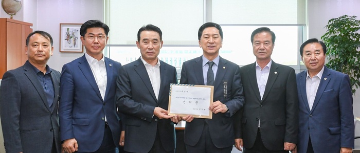  <대한e경제> 백영현 포천시장, 김기현 국방위원회 위원에게 6군단 부지반환 당위성 건의문 전달
