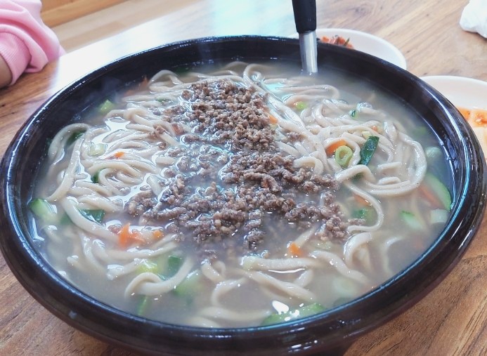  안성 맛집 도토리 칼국수. 누렁이 과수원 옆에 있는 식당