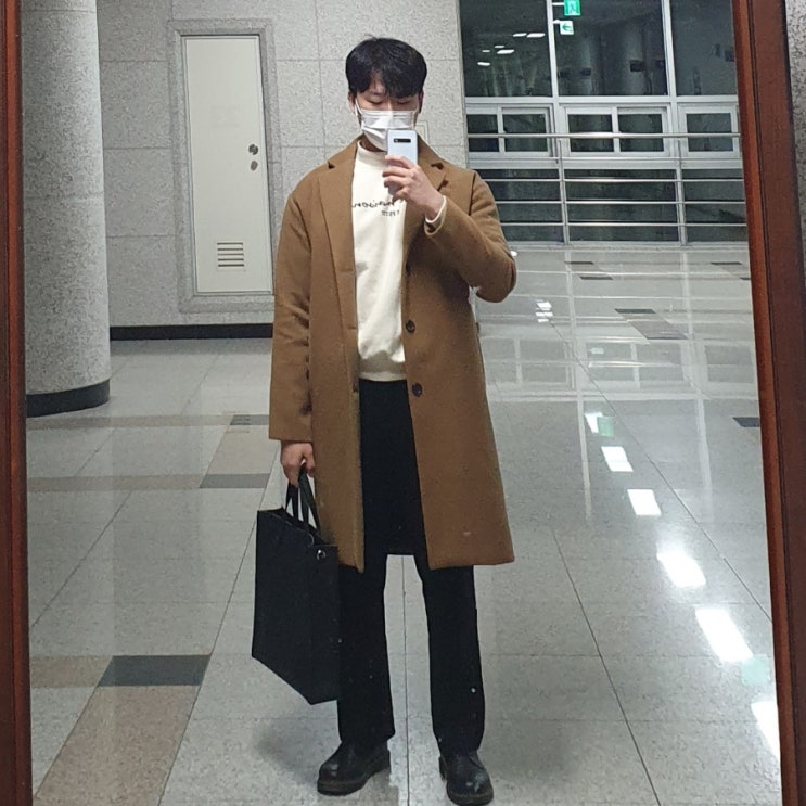 남자 베이지 코트 아이보리 목폴라 니트 검은색 슬랙스 코디 남자 베이지 코트 아이보리 목폴라 니트 검은색 슬랙스 코디