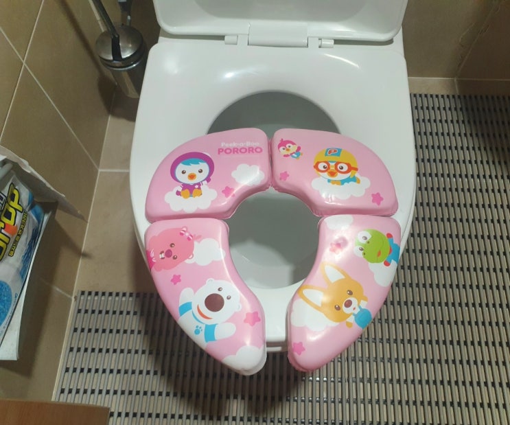  [뽀로로 휴대용 접이식 유아변기] 밖에서도 화장실 자유롭게 이용할 수 있어요