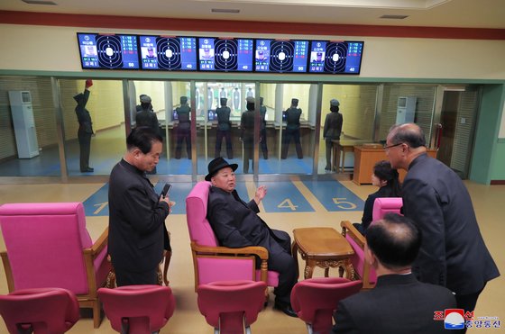 금연 하라는 北 <b>학교</b>가서도 담뱃불 붙인 <b>김정은</b> 옆엔 이것