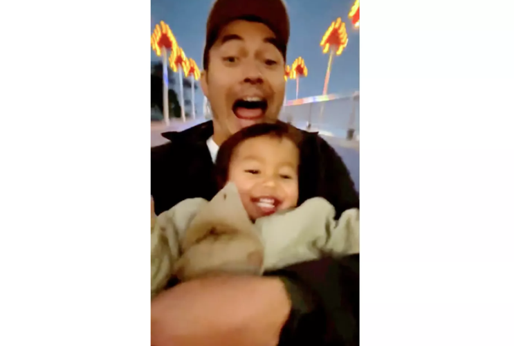헨리 골딩은 19개월 된 딸 라일라와 사랑스러운 비디오를 공유합니다: '이 작은 얼굴' 헨리 골딩은 19개월 된 딸 라일라와 사랑스러운 비디오를 공유합니다: '이 작은 얼굴'