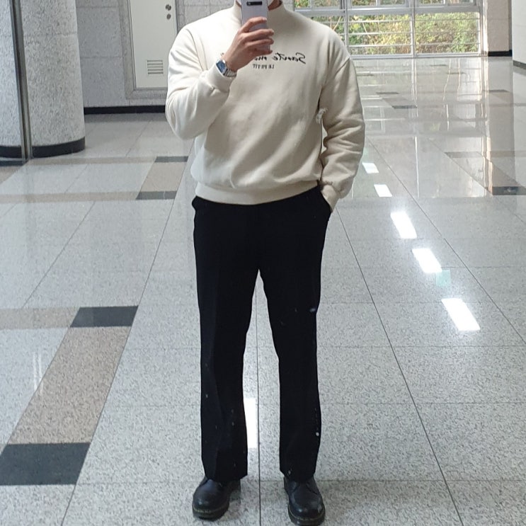 아이보리 목폴라 니트 메탈 손목 시계 검은색 와이드 슬랙스 코디 아이보리 목폴라 니트 메탈 손목 시계 검은색 와이드 슬랙스 코디